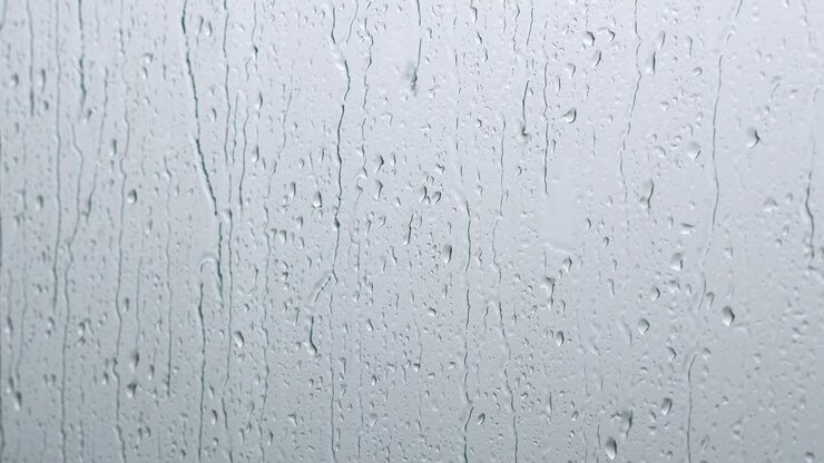 gotas de lluvia en la ventana. tiempo lluvioso. primer plano