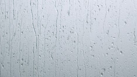 Regentropfen-Auf-Dem-Fenster.-Regenwetter.-Nahaufnahme