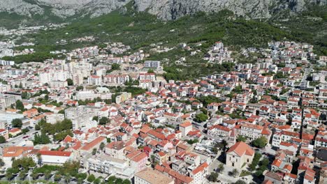 Makarska-Puerto-Ciudad-Centro-Costa-Dálmata-De-Croacia-Panorámica-Drone-Vista-Aérea