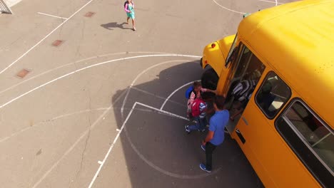 Lehrer-Gibt-Den-Kindern-Beim-Einsteigen-In-Den-Bus-Hochstimmung