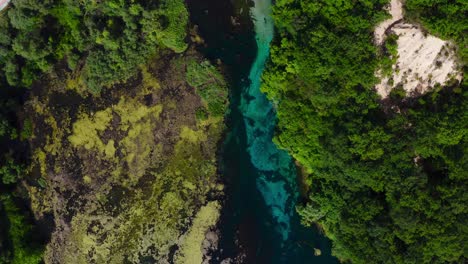 Atemberaubende-Aussicht-Auf-Den-Türkisfarbenen,-Klaren-Fluss-Bistrica-In-Saranda,-Albanien