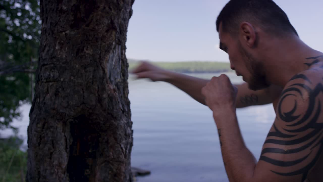hombre entrenando al aire libre junto a un lago
