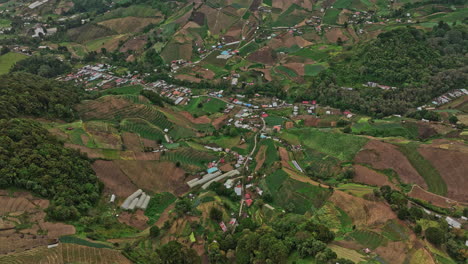 Cerro-Punta-Panamá-Vista-Aérea-V2-De-Pájaro-Que-Captura-Hermosos-Paisajes-De-Tierras-De-Cultivo-Y-Casas-Indígenas-Ubicadas-En-Una-Zona-Montañosa-De-Gran-Altitud---Filmada-Con-Mavic-3-Cine---Abril-De-2022