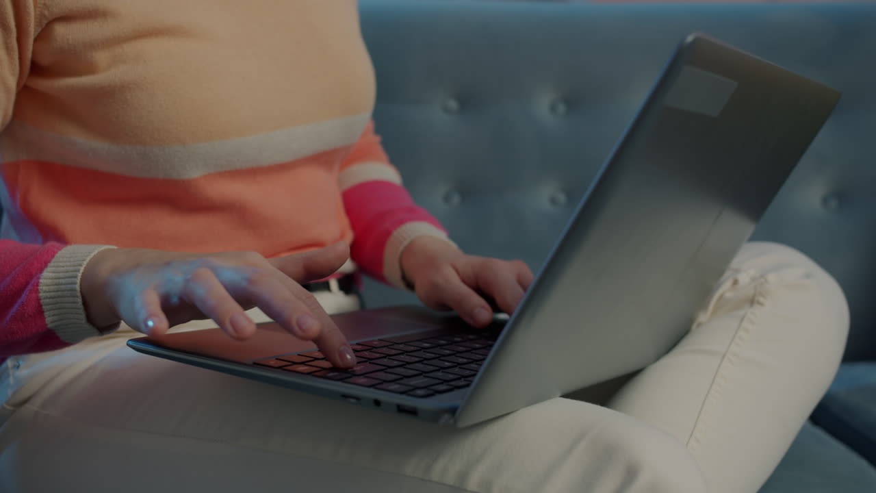 mujer trabajando en la computadora portátil en casa