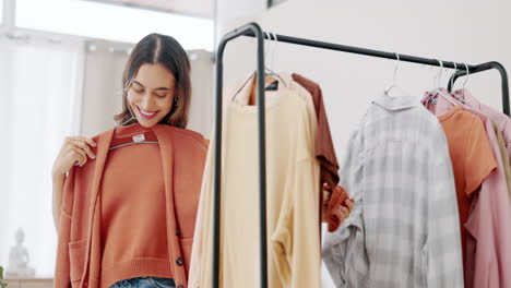 moda, boutique y mujer comprando ropa