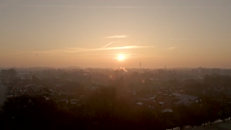 Filmischer-Sonnenaufgang-An-Einem-Nebligen-Morgen-über-Einem-Dorf-Auf-Dem-Land