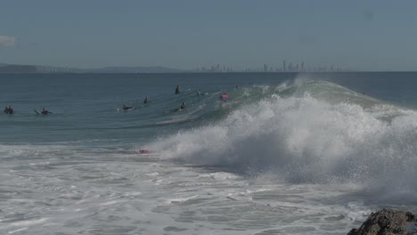 gente surfeando y disfrutando de las olas perfectas durante el verano - greenmount beach y snapper rocks - coolangatta, gold coast, australia