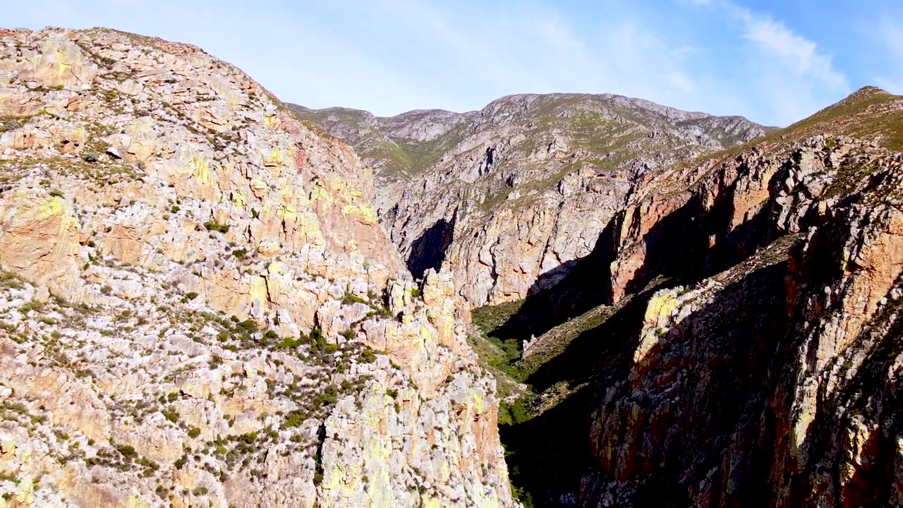 Scenografico canyon montano di Langeberg nel Capo Occidentale con aspre formazioni rocciose, drone.