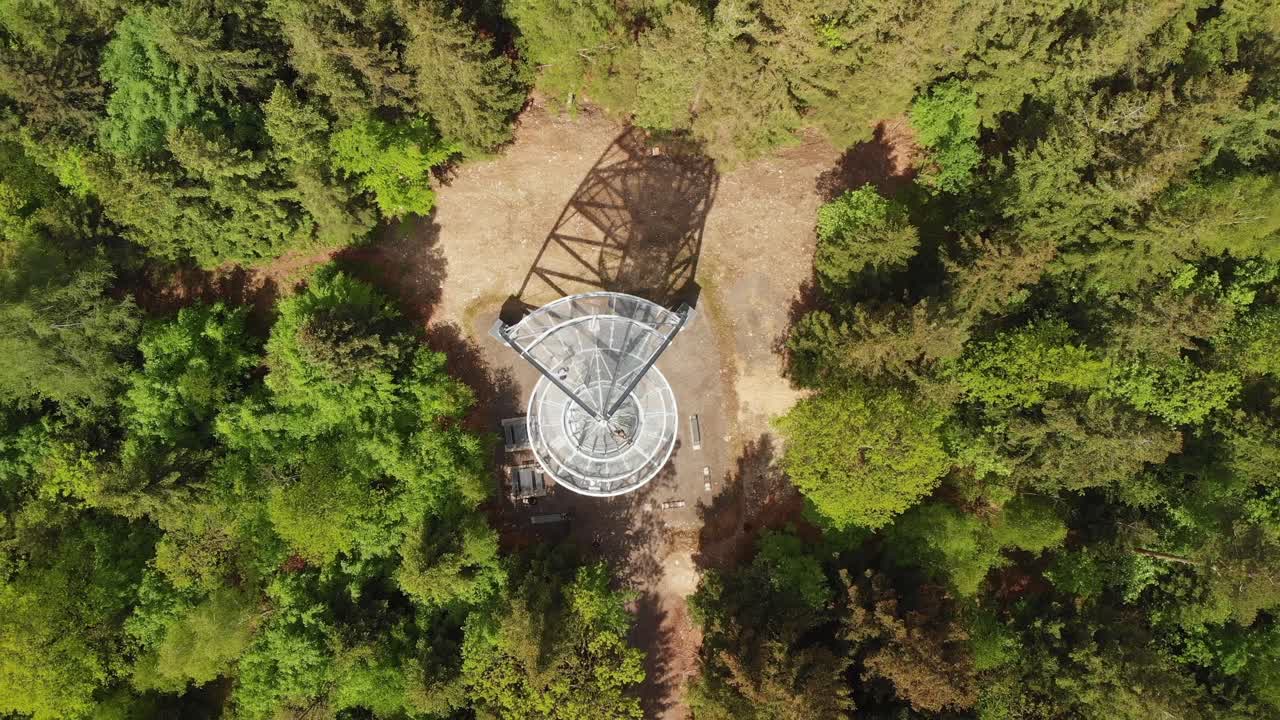 toma aérea de arriba hacia abajo de la torre de vigilancia en el bosque