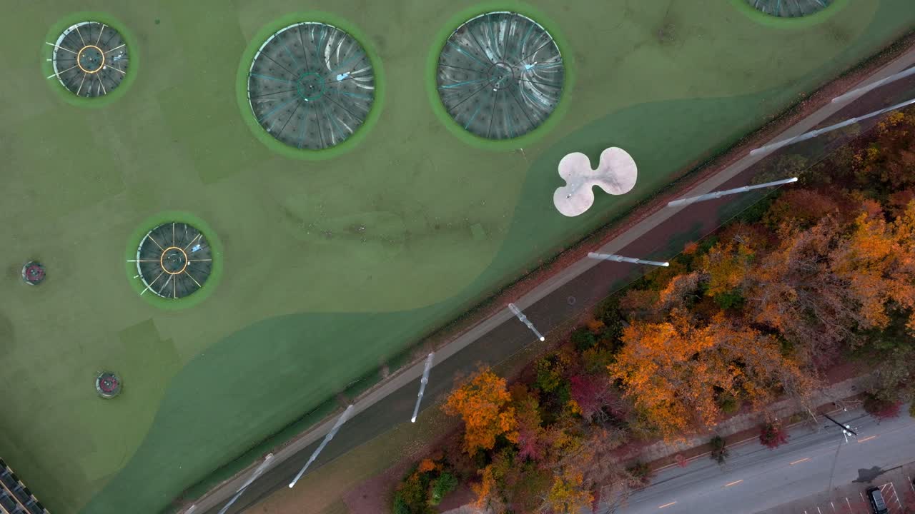 взгляд с воздуха на гольф-клуб topgolf midtown, развлекательное место в атланте, штат джорджия, сша