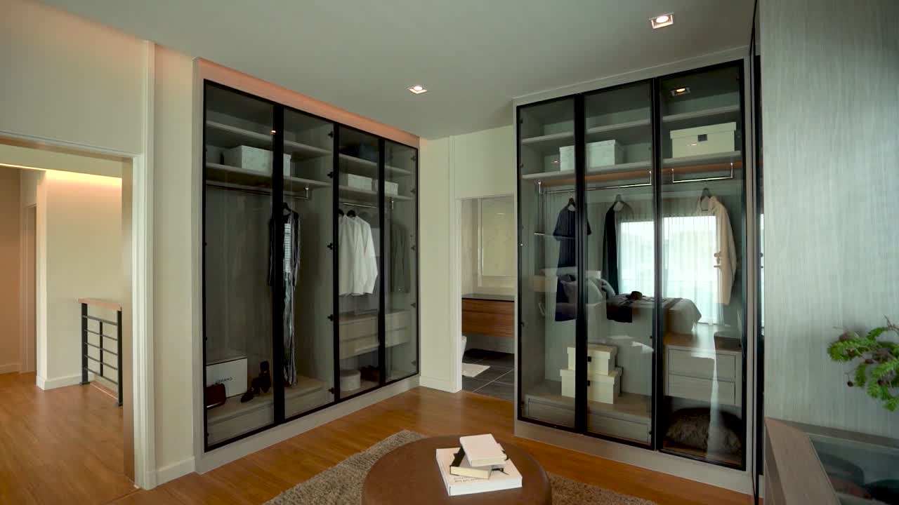 주 침실에 있는 검은색과  ⁇ 색의 현대적인 내장 옷장