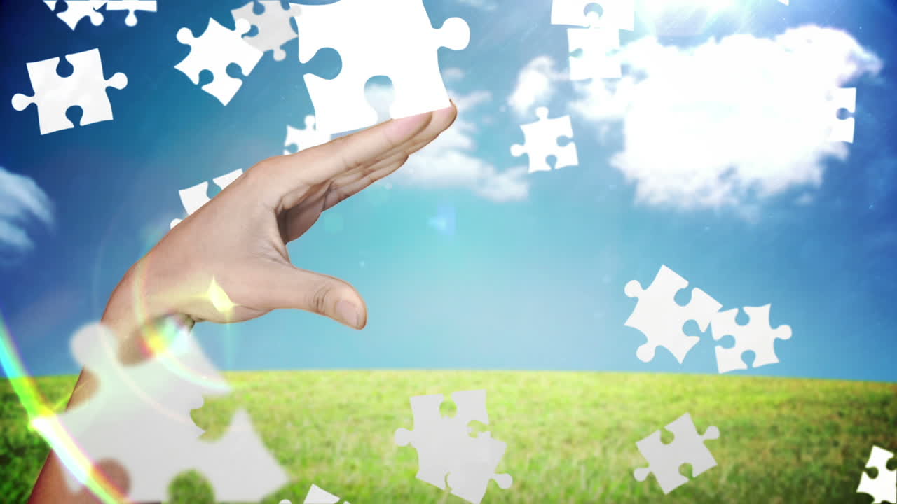 mano de una mujer recogiendo una pieza del rompecabezas