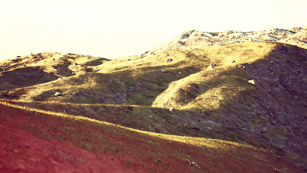 해가 지는 색상 산의 하늘 풍경