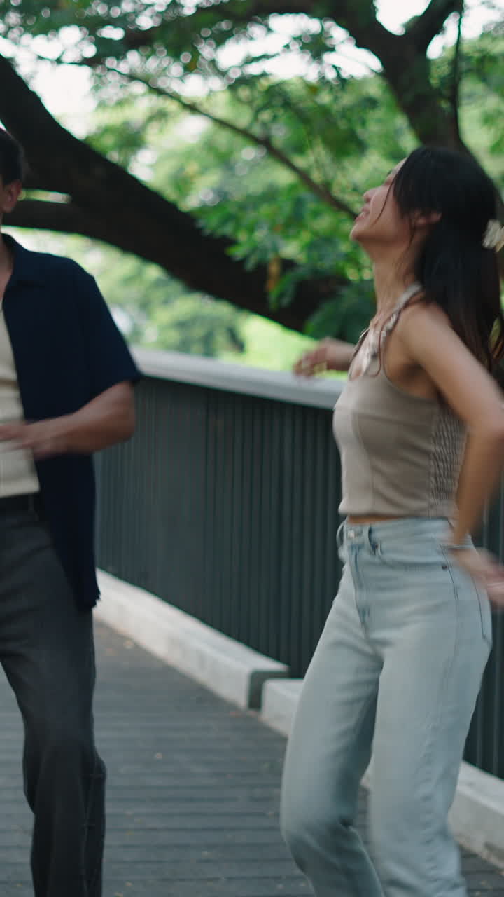 Coppia che balla in un parco
