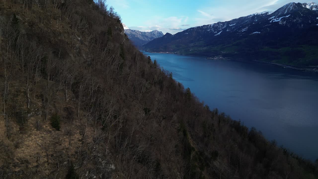 agua de un lago azul profundo cerca de la cascada de seerenbach en weesen, amden, suiza