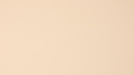 cubierta dura viejos libros vintage en diferentes colores ordenando en fondo beige. detener la moción plana