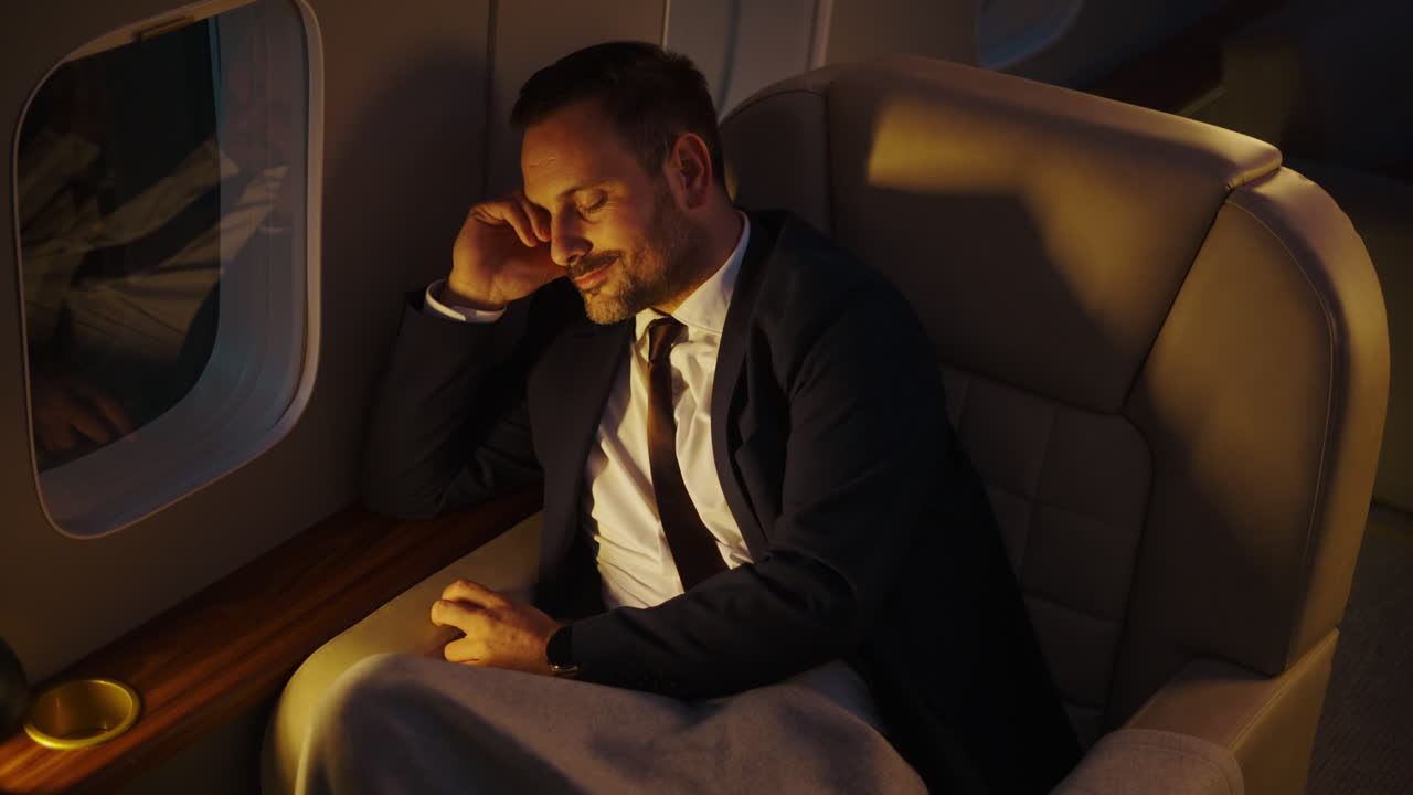 Uomo che dorme su un jet privato