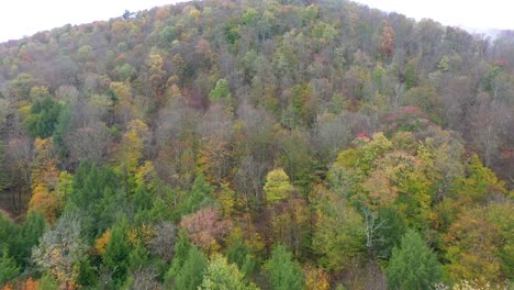 montañas de otoño volando en 4k