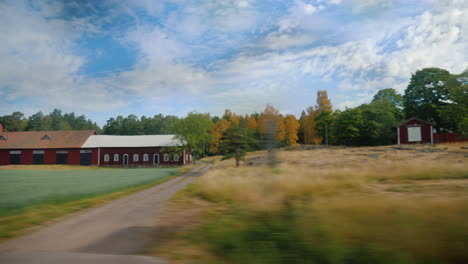 Eine-Reise-Durch-Norwegen-Ein-Blick-Aus-Dem-Autofenster---Die-Landschaft-Und-Die-Typischen-Roten-Holzhäuser-Typical