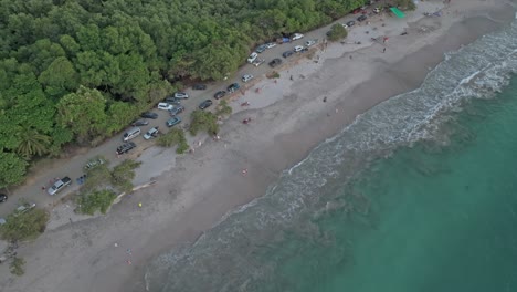 Himmlische-Wellen:-Weißer-Sand-Und-Türkisfarbenes-Wasser