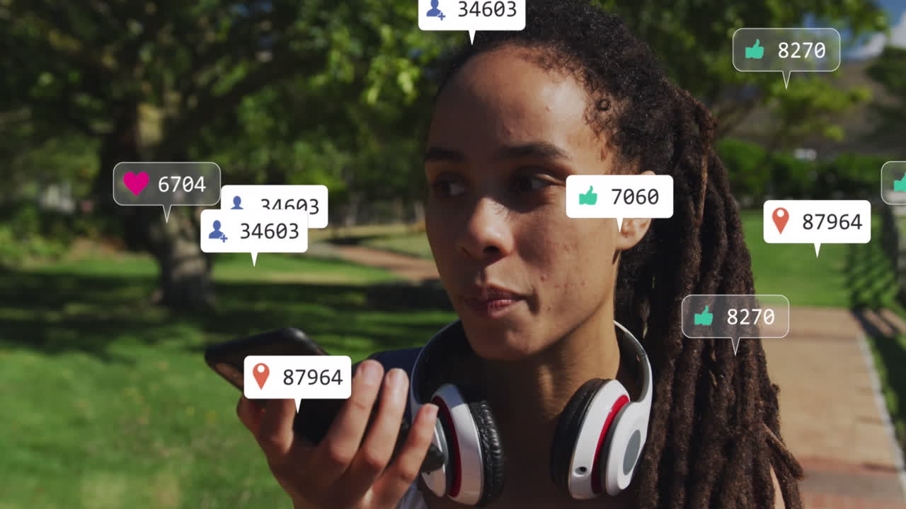 animación de múltiples barras de notificación sobre mujer biracial hablando en el altavoz del teléfono celular