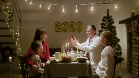 celebración de la víspera de año nuevo en la sala de estar.