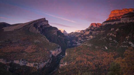 Zeitraffer-Eines-Wunderschönen-Sonnenuntergangs-In-Der-Anisclo-Schlucht,-Huesca,-Spanien