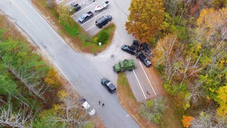 antena aérea de una escena de asesinato con el equipo de investigación de homicidios bloqueando la entrada