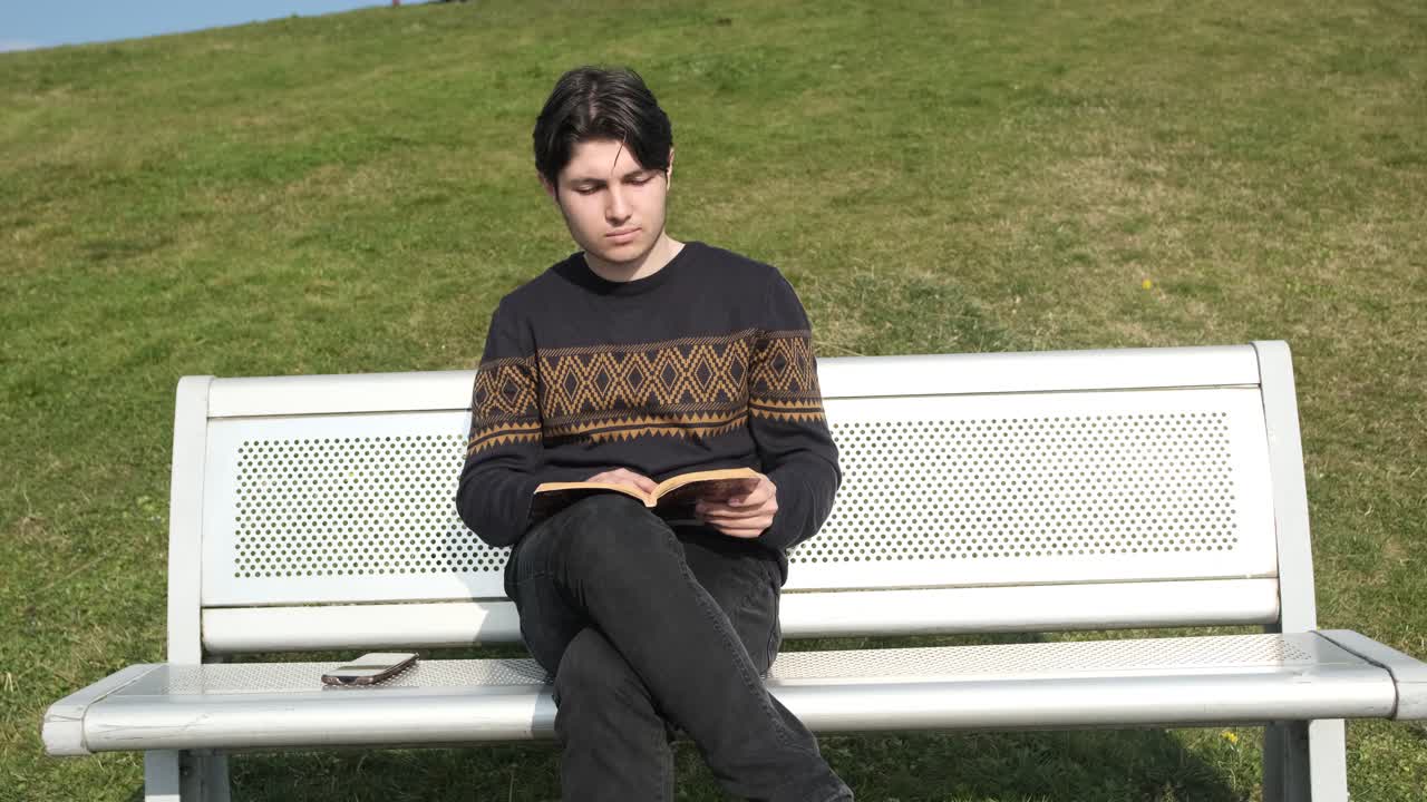 hombre solo leyendo una novela