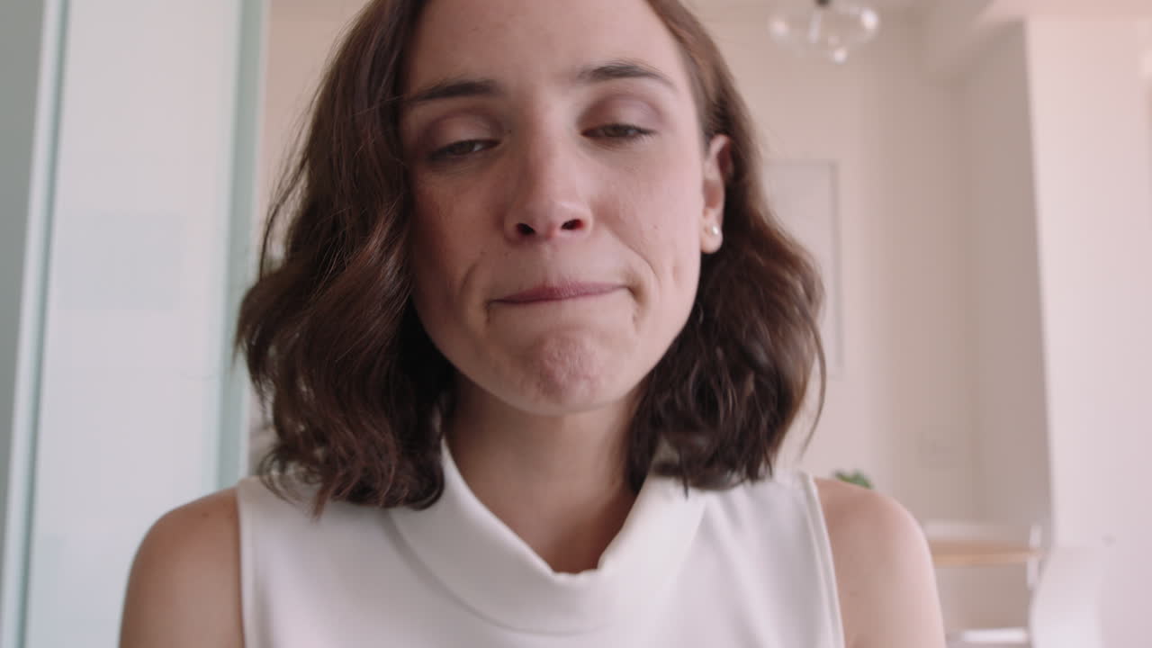 hermosa mujer joven teniendo video chat usando cámara web en casa saludando al bebé compartiendo estilo de vida madre disfrutando de la conexión en línea en pantalla horizontal