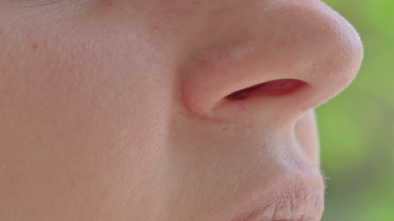 primer plano de un ojo cerrado con fondo verde, primer plano detallado de un ojo con una escena de fondo verde vibrante, una imagen en primer plano que captura detalles de las pestañas y el iris con un brillante telón de fondo verde