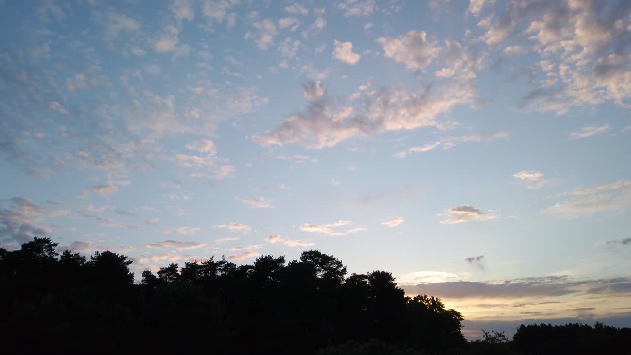 산에서 일출 시간 경과 풍경