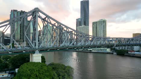 Blick-über-Brisbanes-Historische-Story-Bridge,-Während-Sich-Der-Verkehr-Zur-Hauptverkehrszeit-Am-Nachmittag-Zu-Stauen-Beginnt