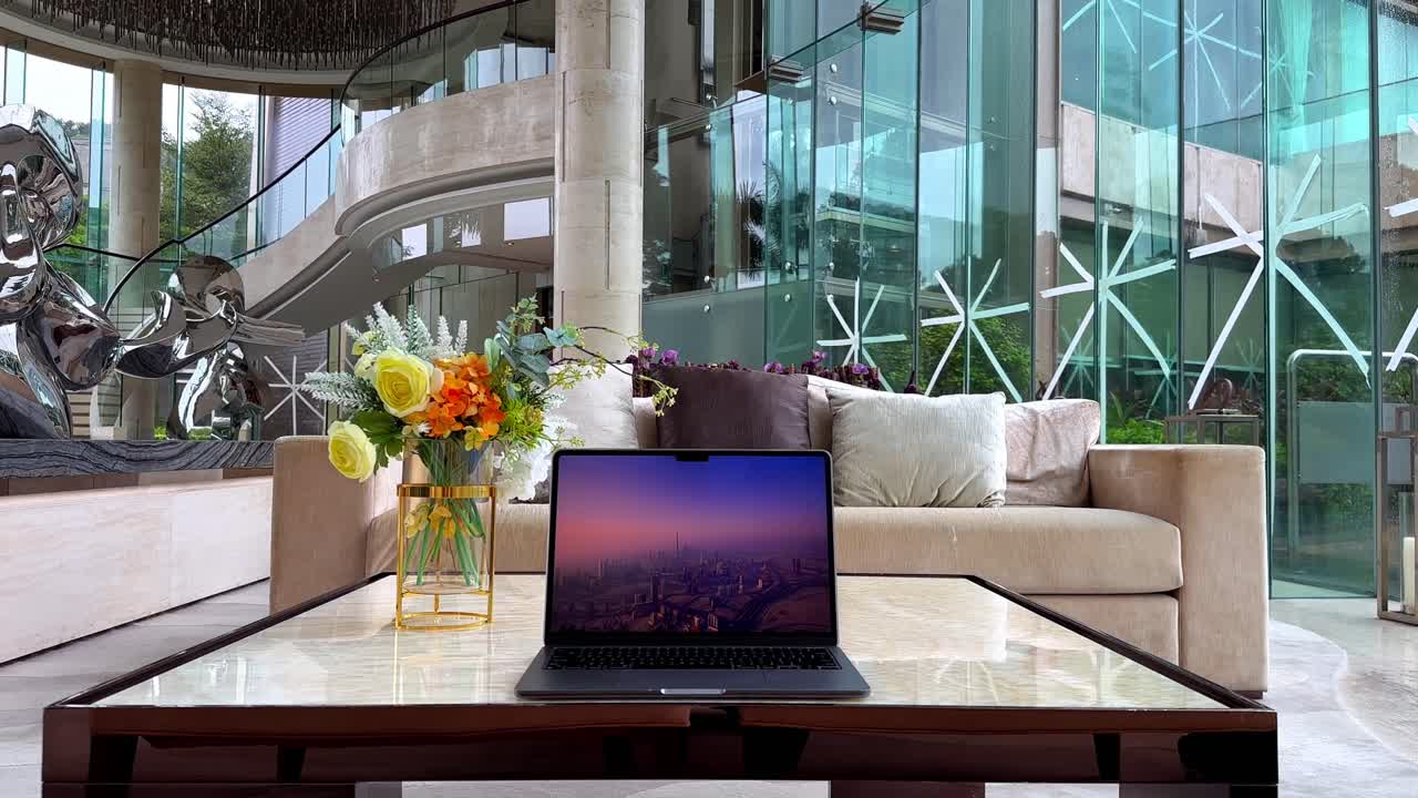럭셔리 한 저택 내부의 테이블 위에 두바이 스카이라인의 공중 전망을 보여주는 노트북