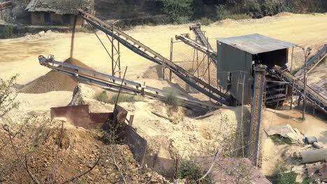 Una-Trituradora-De-Piedra-En-El-Trabajo-Triturando-Piedras-Y-Utilizando-Cintas-Transportadoras-Para-Clasificar-Los-Diferentes-Tamaños-De-Piedras