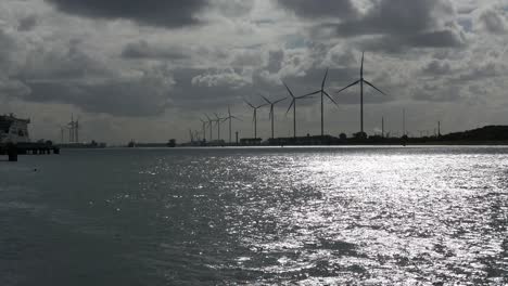 Windkraftanlagen-Im-Frühen-Morgenlicht