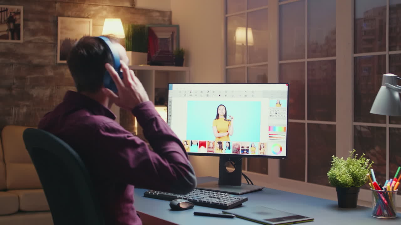 fotógrafo creativo que trabaja en fotos por la noche