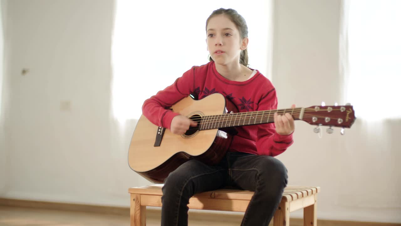 기타를 연주하고 노래하는 어린 소녀
