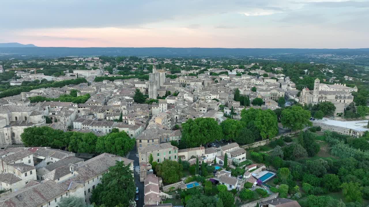 Orbita aerea intorno alla città medievale di Uzès in Provenza, nel sud della Francia