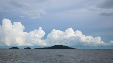 Gewitterwolken-Brodeln-über-Land-Auf-See