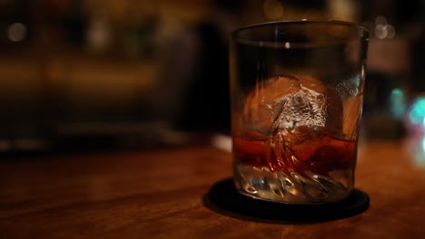 un vaso de whisky con cubitos de hielo