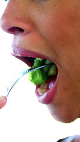 mujer comiendo ensalada