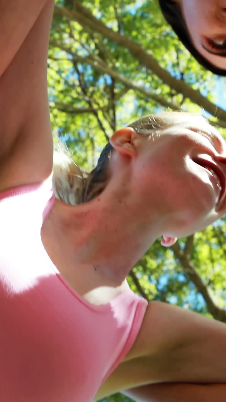 mujeres atletas jóvenes formando grupos