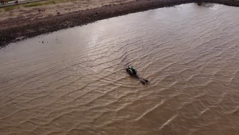 Abschleppen-Eines-Steckengebliebenen-Bootes-über-Einen-In-Den-Fluss-Einfahrenden-Traktor