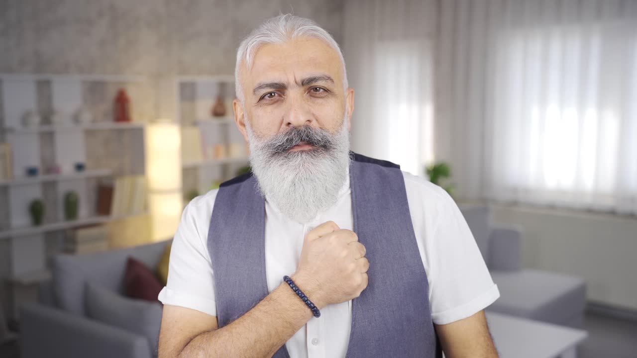 성숙한 남자는 강하고 여전히 활기찬 사람이라는 것을 보여줍니다.