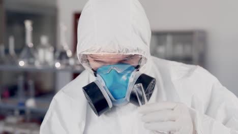 un científico en un laboratorio de ciencias está investigando aloe