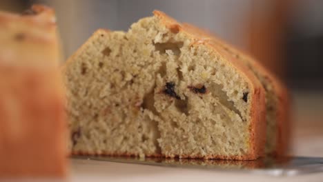 Recogiendo-Una-Rebanada-De-Pan-Con-Trocitos-De-Chocolate,-Cerrar