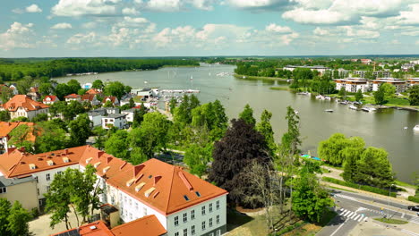 Luftaufnahme-Der-Malerisch-Gelegenen-Stadt-Iława---Die-Kombination-Aus-Gebäuden-Und-Natur