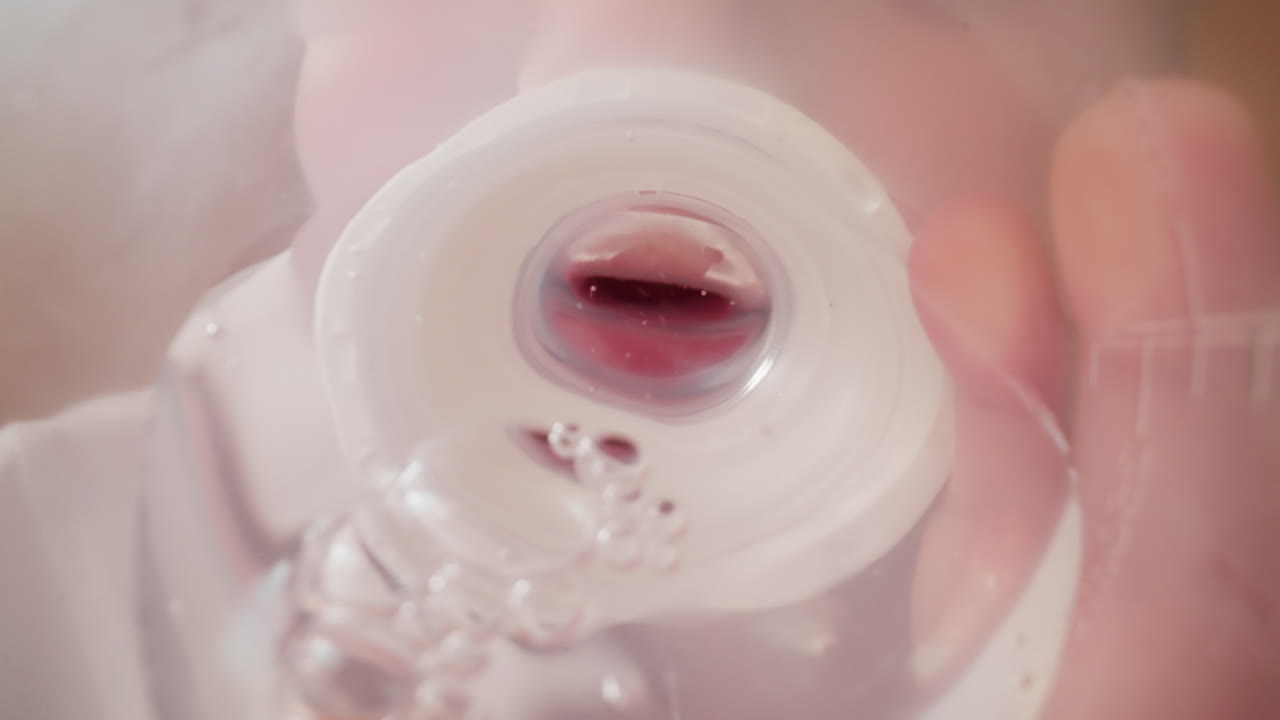 유아 는 실리콘  ⁇ 벌 을 사용 하여 병 에서  ⁇ 은 물 을 마신다