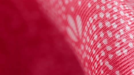 textura de tela roja con motivo de manchas_ toma de primer plano